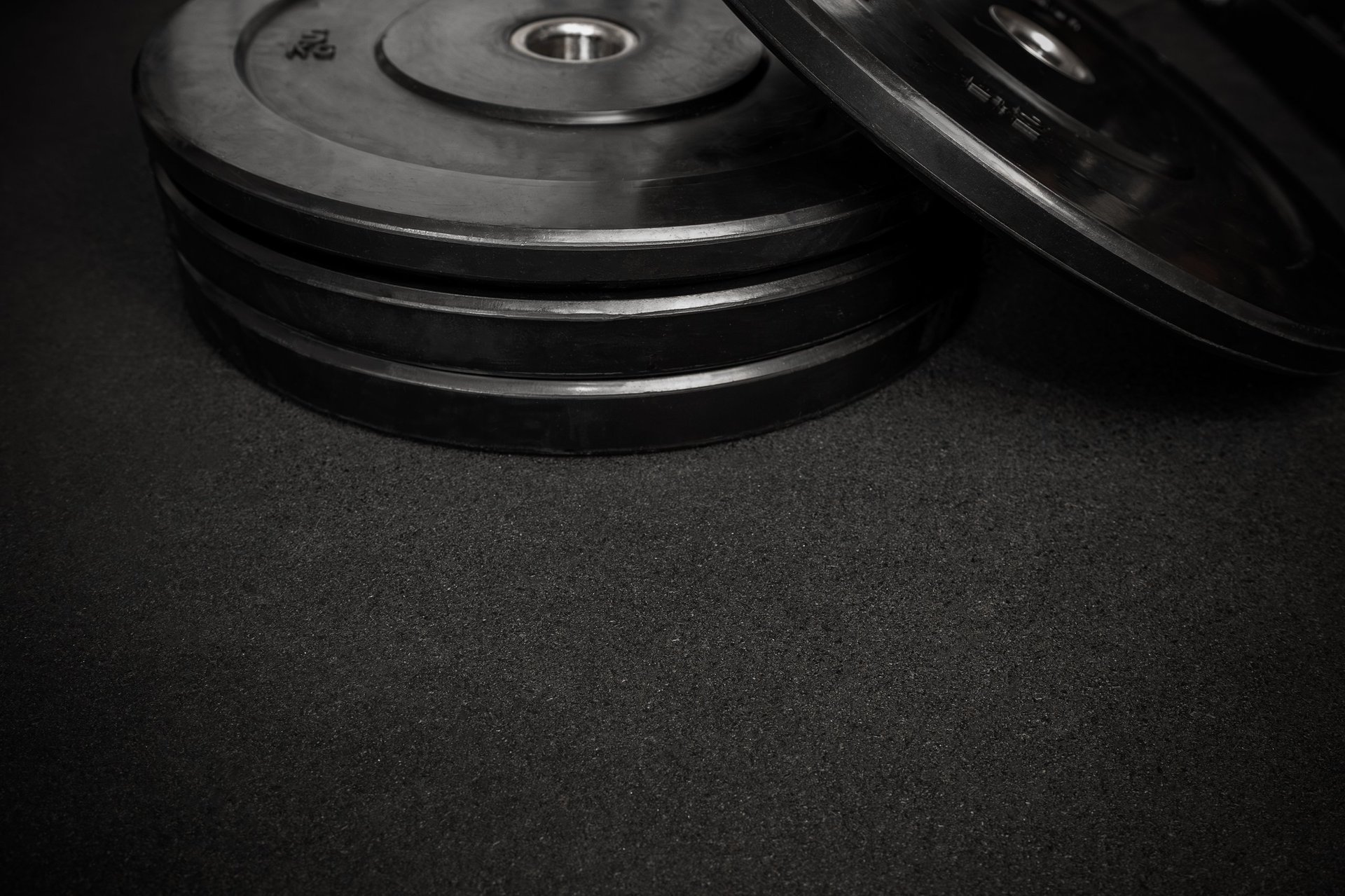 Piso de gimnasio de goma negra